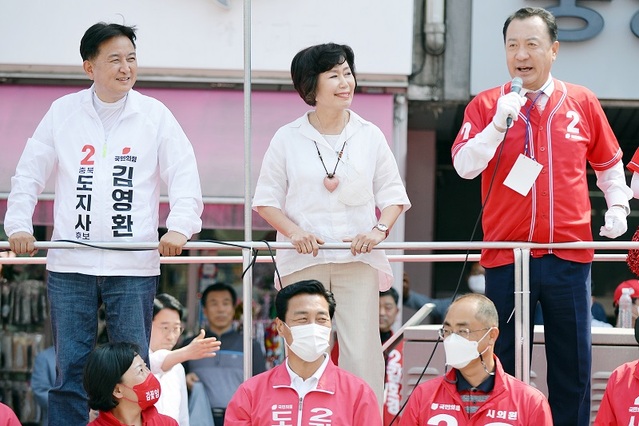 ▲ 김영환 국민의힘 충북도지사 후보가 제천에서 열린 유세에서 김양희 전 충북도의장과 함께 단상에 올라 엄태영 국회의원의 발언을 경청하고 있다.ⓒ김영환 후보 선거 캠프