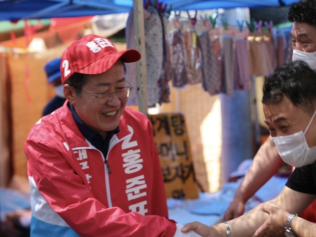 ▲ 홍준표 후보는 지난 21일 반야월시장을 방문해 동구청장 및 시·구의원 후보들과 함께 시장 상인들과 유권자를 만나 스킨십을 확대했다.ⓒ홍준표 후보 선거사무소