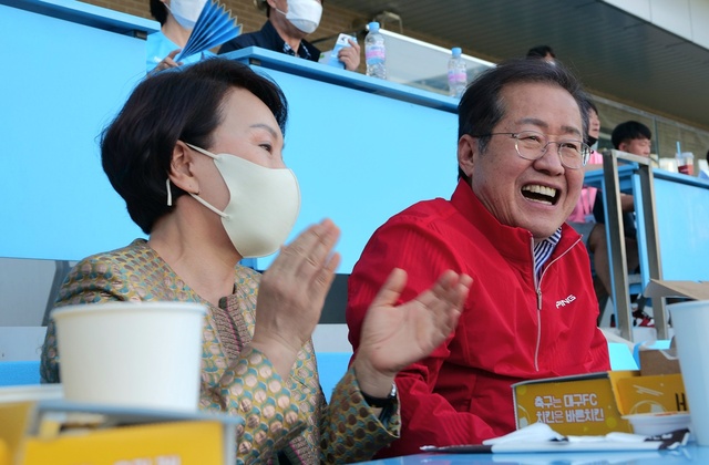 ▲ 홍준표 후보는 부인 이순삼 여사와 함께 DGB대구은행파크를 찾아 대구FC 홈경기를 관람했다.ⓒ홍준표 후보 선거사무소