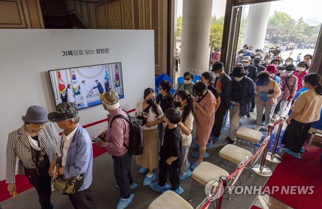 ▲ 문화재청이 청와대 관람객에게 영빈관과 춘추관 내부를 일부 공개하기로 밝힌 23일 오후 영빈관을 찾은 시민들이 입장을 위해 줄 서 있다. ⓒ연합뉴스