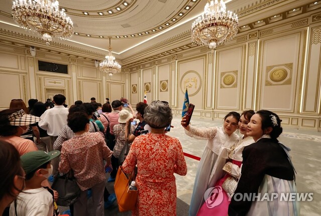 ▲ 문화재청이 청와대 관람객에게 영빈관과 춘추관 내부를 일부 공개하기로 밝힌 23일 오후 영빈관을 찾은 시민들이 즐거운 시간을 보내고 있다. ⓒ연합뉴스
