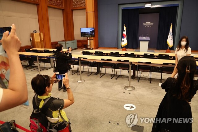 ▲ 문화재청이 청와대 관람객에게 영빈관과 춘추관 내부를 일부 공개하기로 밝힌 23일 오후 춘추관을 찾은 시민들이 기념사진을 촬영하고 있다. ⓒ연합뉴스