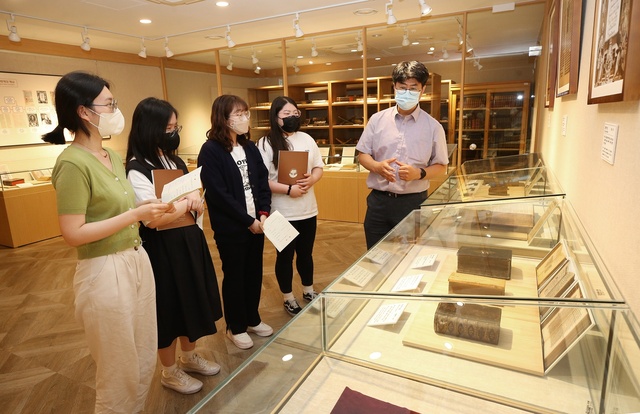 ▲ 계명대학교(총장 신일희)는 창립 123주년을 맞아 그동안 수집한 고성경을 소장·전시하는 ‘고성경실’을 동산도서관 7층 벽오실에 마련하고 전시회를 개최한다.ⓒ계명대