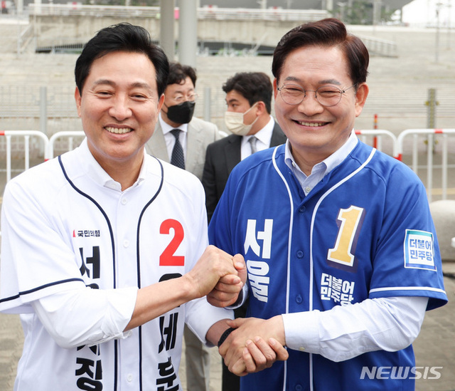 ▲ 송영길 더불어민주당 서울시장 후보와 오세훈 국민의힘 서울시장 후보가 21일 서울 마포구 월드컵경기장 평화의공원에서 열린 2022 서울신문 마라톤 대회에서 인사를 나누고 있다. ⓒ뉴시스