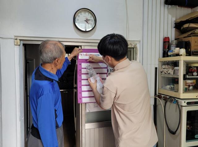 ▲ 달성군(군수 김문오)이 매일 지속적으로 약 복용이 필요한 취약계층, 복지사각지대를 발굴, 약 달력을 지원해 건강관리에 도움을 주고 지속적 안부확인 및 정서적 지지로 지역사회 보호체계를 구축하고 있다.ⓒ달성군