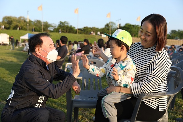 ▲ 김지철 충남도교유감 후보가 지난 5일 열린 어린이날 행사장에서 한 어린이와 손을 맞추며 어린이날을 축하 하고 있다.ⓒ김지철 후보 선거 캠프