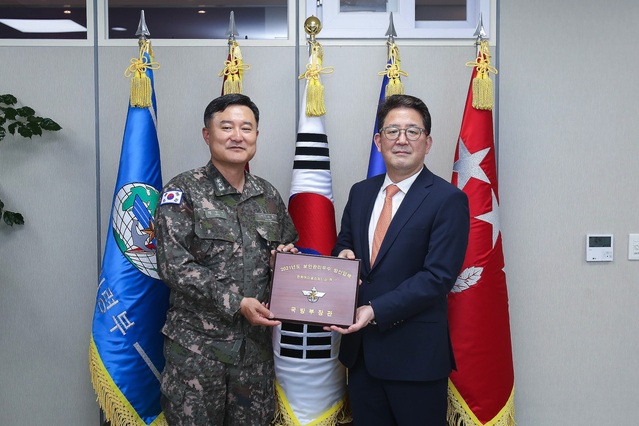 ▲ 수여식에 참가한 김원욱 한화에어로스페이스 항공우주연구소장(오른쪽)과 최성목 국방정보본부 정보기획부장(왼쪽).ⓒ한화에어로스페이스