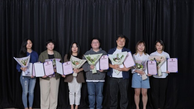 ▲ CJ문화재단 2022년 '스테이지업'에 최종 선정된 창작자들이 지난 23일 진행된 오리엔테이션 이후 단체 기념 사진을 촬영하고 있다. 왼쪽부터 권승연, 최문경, 김희은, 강철, 김세한, 배시현, 박신애 작가∙작곡가.ⓒCJ문화재단