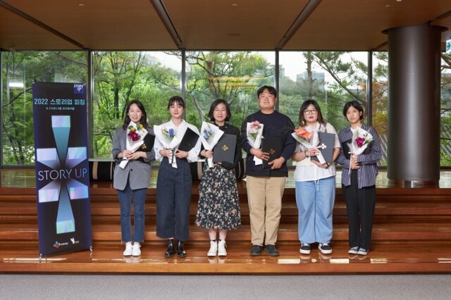 ▲ CJ문화재단 2022년 '스토리업'에 최종 선정된 신인 감독들이 지난 11일 진행된 피칭 심사 이후 단체 기념 사진을 촬영하고 있다. 왼쪽부터 이지윤·임유리·남순아·윤도영·이지후·김지원 감독.ⓒCJ문화재단