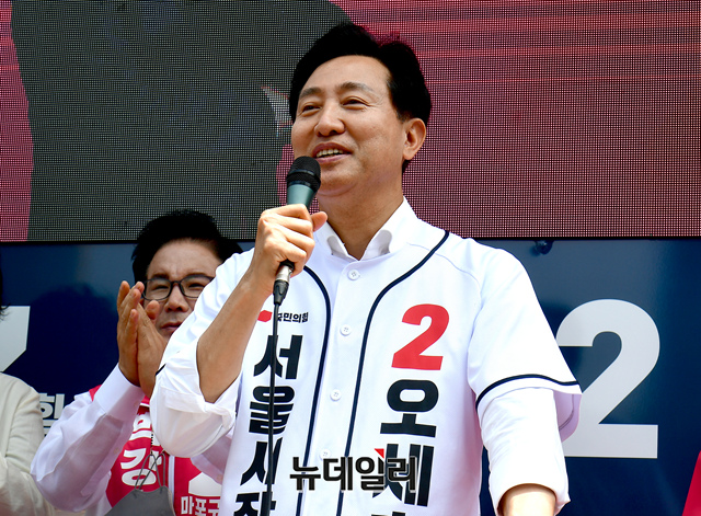 ▲ 오세훈 국민의힘 서울시장 후보가 지난 23일 서울 마포구 망원역 앞에서 시민들에게 지지를 호소하고 있다. ⓒ이종현 기자