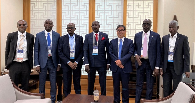 ▲ 하대성 경북도 경제부지사는 24일 대구 엑스코 VIP룸에서 이지리아국영석유공사(NNPC) 추바 오카디보(Margery C. Okadigbo) 이사회 의장, 멜레콜로 캬리(Mele Kolo Kyari) 대표 등 기업대표단과 알리 모하메드 마가시(Ali M. Magashi) 주한 나이지리아 대사를 접견했다.ⓒ경북도