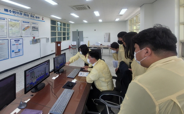 ▲ 세종시가 여름철 태풍과 집중호우를 대비해 24일 대평동 용포배수펌프장에서 배수펌프 정상 가동훈련을 하고 있다.ⓒ세종시