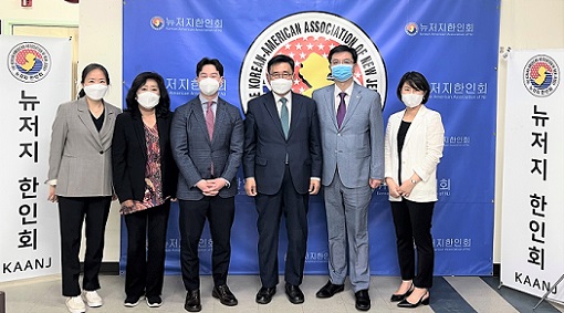 ▲ 한국농수산식품유통공사와 미국 뉴저지한인회가 23일(현지시각) K-푸드 수출 확대 방안 등에 대해 의견을 나눴다. 김춘진 aT 사장(오른쪽 3번째)과 이창헌 뉴저지한인회장(왼쪽 3번째) 등 관계자들이 기념사진을 촬영하고 있다.ⓒaT