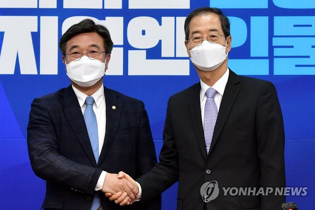 ▲ 더불어민주당 윤호중 공동비대위원장이 24일 서울 여의도 국회에서 한덕수 신임 국무총리를 접견, 악수하고 있다.ⓒ연합뉴스