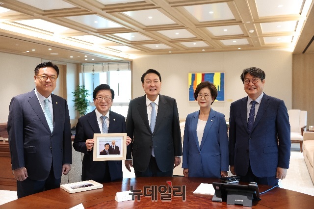 ▲ 윤석열 대통령이 24일 오후 서울 용산 대통령 집무실에서 국회의장단을 접견했다. (왼쪽부터) 정진석 국회부의장, 박병석 국회의장, 윤석열 대통령, 김상희 국회부의장, 이춘석 국회사무총장.ⓒ대통령실 국민소통관실