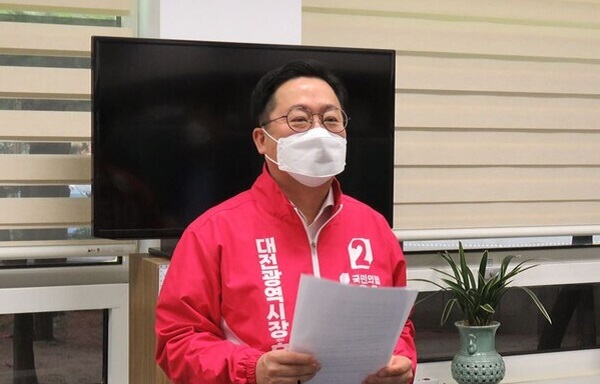 ▲ 국민의힘 이장우 대전시장 후보가 24일 선거사무소에서 제9차 청년보훈도시 대전 공약 발표 대전청년 전역 시 200만원, 의사자 수당 연간 240만원 지급하는 것을 골자로 한 공약을 발표하고 있다.ⓒ이장우 후보캠프