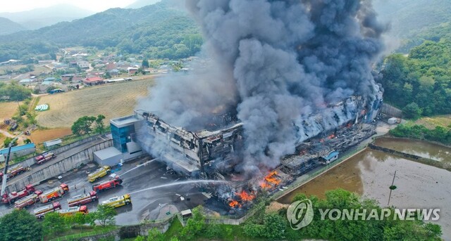 ▲ 지난 23일 화재가 발생한 경기도 이천시의 한 물류센터의 모습ⓒ연합뉴스
