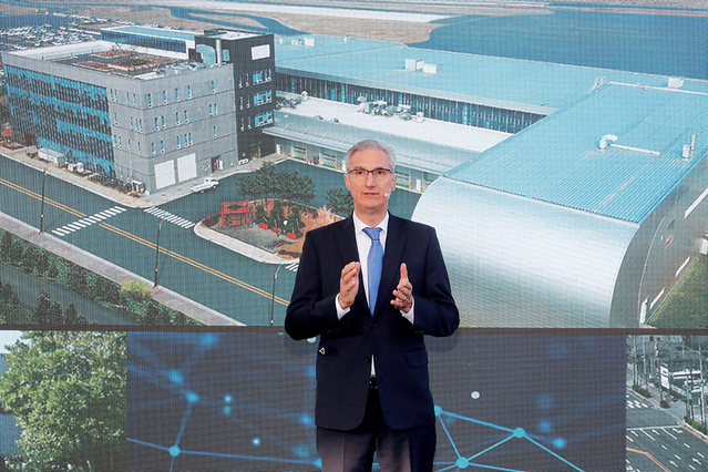 ▲ 로베르토 렘펠 신임 한국지엠 사장이 지난해 11월 GM 미래 성장 미디어 간담회에서 발표하는 모습. ⓒ한국지엠