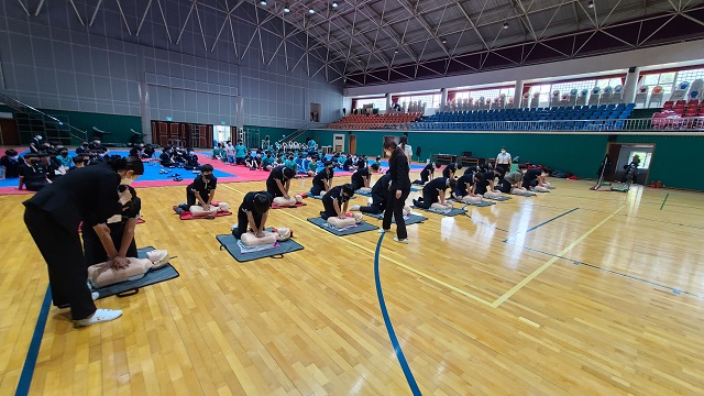 ▲ 대한구조협회는 포항 영신중학교 본교내 체육관에서 전학생 287명을 대상으로 응급처치등 심폐소생술 교육을 실시하고 있다.ⓒ뉴데일리