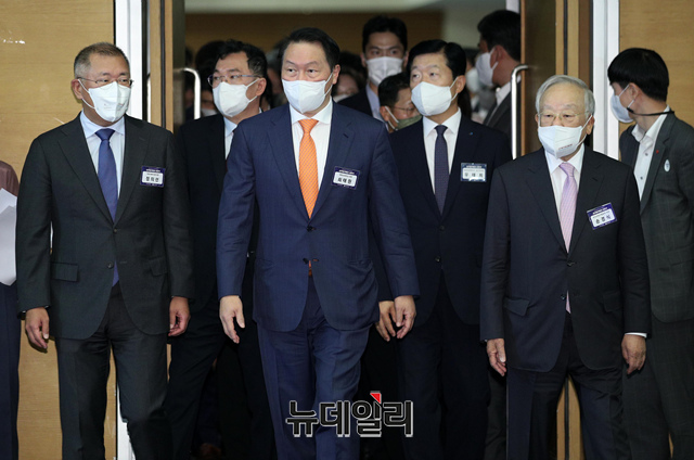 ▲ 최태원 대한상의 회장, 정의선 현대자동차그룹 회장, 손경식 경총 회장 등 이 24일 서울 중구 대한상공회의소에서 열린 신(新)기업가정신 선포식에 참석하고 있다. ⓒ이종현 기자