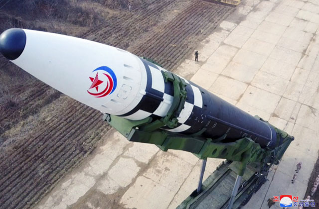 ▲ 북한이 지난 3월 관영매체를 통해 공개한 대륙간 탄도미사일(ICBM) '화성-17형'. ⓒ연합뉴스. 무단전재 및 재배포 금지.