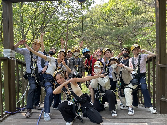 ▲ 국외전담여행사 관계자들이 문경 짚라인을 체험하고 있다.ⓒ경북관광공사