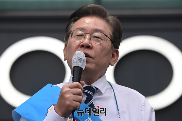 ▲ 이재명 더불어민주당 인천 계양을 국회의원 후보가 20일 오후 인천 계양구 계산로 인근에서 지지호소를 하고 있다.ⓒ강민석 기자