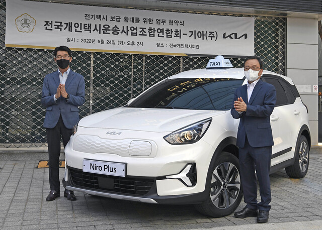 ▲ 왼쪽부터 권혁호 기아 국내사업본부장 부사장, 박권수 전국개인택시운송사업조합연합회 회장. ⓒ기아