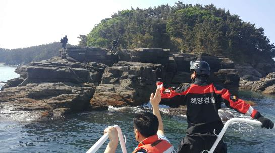 ▲ 태안해양경찰서 모항파출소 경찰관들이 태안군 소원면 가르미 끝산 갯바위에서 고립자 2명을 구조하고 있다.ⓒ태안해양경찰서