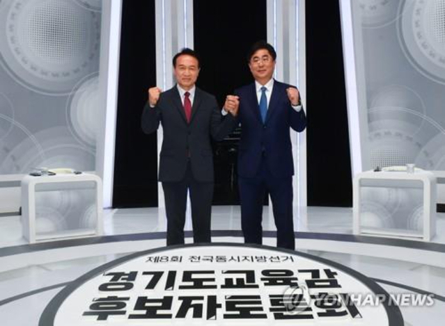 ▲ 임태희 경기도교육감 후보(왼쪽)와 성기선 후보가 25일 오전 경기 고양시 일산 MBC 스튜디오에서 열린 ‘제8회 전국동시지방선거 경기도 교육감 후보자 토론회’에서 기념 촬영을 하고 있다. ⓒ연합뉴스.