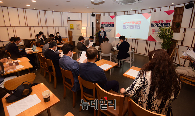 ▲ 24일 오전 서울 여의도 'HOWS'에서 열린 '국민언론감시연대' 발기인 대회 전경. 이날 발기인 대회에는 방송계·학계·법조계·종교계·여성·지역·대학 등 9개 분야에서 60명의 사회 원로와 분야 별 대표자들이 참석했다. ⓒ이종현 기자