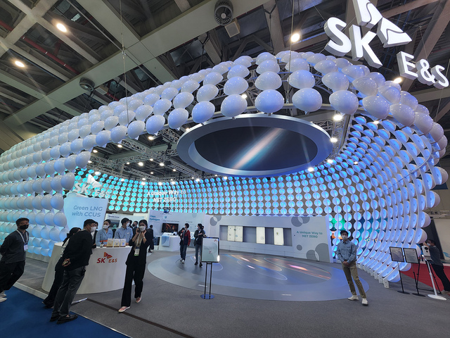 ▲ 대구세계가스총회를 향한 열기가 뜨겁다. SK E&S는 플라스틱을 재활용한 친환경 재생플라스틱으로 부스 외관을 장식해 독특한 느낌을 연출했으며, 직원들이 입고 있는 유니폼 또한 업사이클링 제품으로 착용해 탄소중립 기업으로서의 이미지를 한껏 높이고 있다.ⓒ대구시