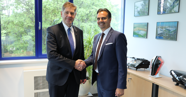 ▲ ZKW 그룹의 새로운 CEO 빌헬름 슈테거 박사(왼쪽)와 전임CEO 올리버 슈베르트(오른쪽). ⓒZKW