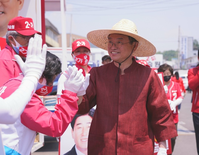 ▲ 이철우 후보 측은 선거운동 2주 차부터는 그동안의 거리유세 중심에서 그나마 사람들이 좀 붐비는 시장 중심의 유세로 방향을 바꿨다.ⓒ이철우 후보 선거 사무소