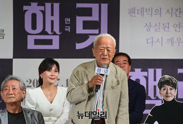 ▲ 배우 권성덕이 25일 서울 중구 충무아트센터 컨벤션홀에서 열린 연극 '햄릿' 제작발표회에서 참여 소감을 말하고 있다.ⓒ정상윤 기자