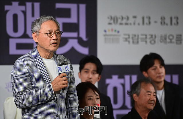 ▲ 배우 유인촌이 25일 서울 중구 충무아트센터 컨벤션홀에서 열린 연극 '햄릿' 제작발표회에서 참여 소감을 말하고 있다.ⓒ정상윤 기자