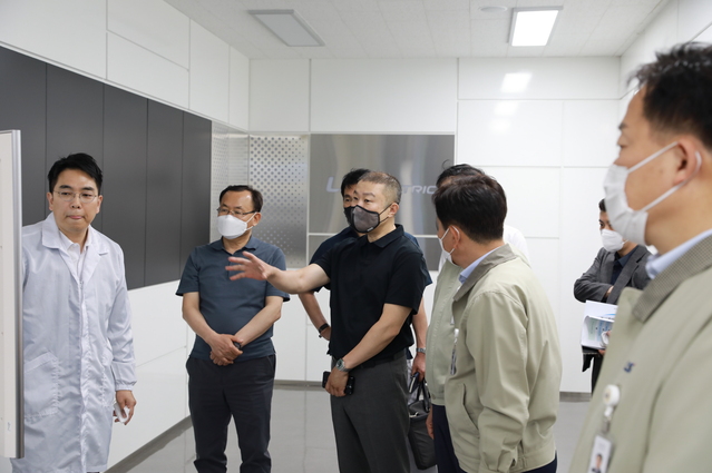 ▲ 지난 25일 구자은(가운데) LS그룹 회장과 명노현(왼쪽 두 번째) ㈜LS 명노현 사장이 LS일렉트릭 청주사업장에서 세계등대공장으로 선정된 스마트공장 운영 현황을 점검하고 있다. ⓒLS