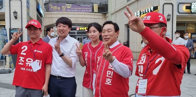 ▲ 국민의힘 이준석 대표와 최민호 세종시장 후보가 지난 25일 나성동과 보람동 일대에서 시민에게 지지를 호소하고 있다.ⓒ최민호 후보 선거 캠프