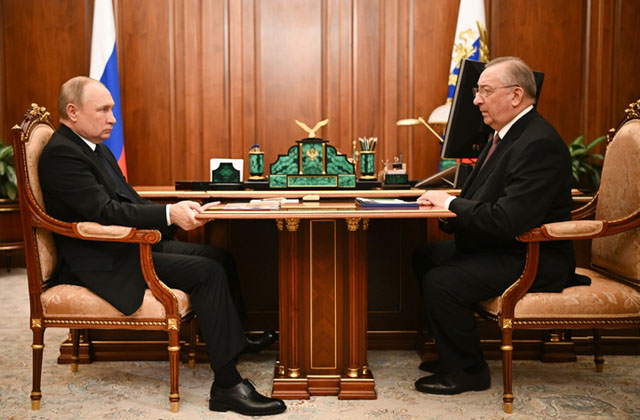 ▲ 지난 4월 21일 세르게이 쇼이구 국방장관으로부터 우크라이나 전황을 보고받는 블라디미르 푸틴 러시아 대통령. 테이블을 꽉 붙잡고 있는 모습을 본 서방진영에서는 그가 혹시 파킨슨병에 걸린 것 아니냐는 추측이 나왔다. ⓒ뉴시스 AP. 무단전재 및 재배포 금지.