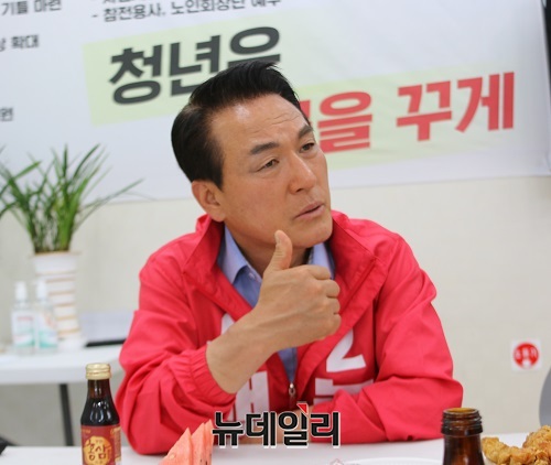 ▲ 국민의힘 백성현 충남 논산시장 후보가 26일 오후 내동 선거사무실에서 간담회를 하고 있다.ⓒ이길표 기자