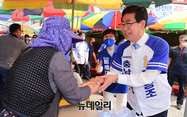 ▲ 양승조 더불어민주당 충남도지사 후보가 지난 25일 충남 당진전통시장 일원에서 열린 집중유세에 앞서 시민들과 인사를 나누고 있다. ⓒ이종현 기자