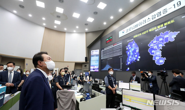 ▲ 윤석열 대통령이 26일 충북 청주 질병관리청 긴급상황센터 긴급상황실에서 백경란 질병관리청장의 코로나19 감염병 위기 대응상황에 대한 브리핑을 청취하고 있다. ⓒ뉴시스