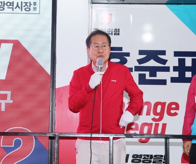 ▲ 홍준표 국민의힘 대구시장 후보는 25일 북구 팔거광장에서 제5차 구군 순회 정치버스킹 ‘만민공동회’에서 국비 투입을 통한 통합신공항 건설 의지를 재확인했다.ⓒ홍준표 후보 사무소