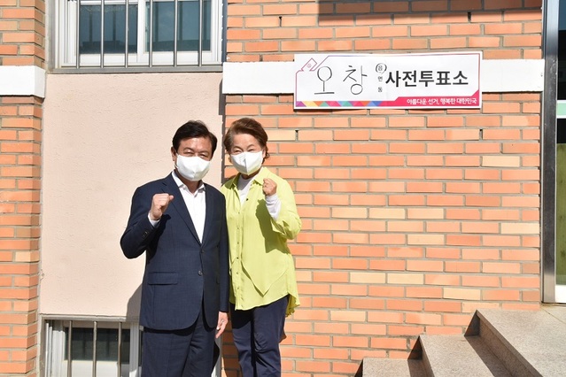 ▲ 김병우 충북도교육감 후보와 부인 김영애씨가 27일 청주시 청원구 오창초등학교에 마련된 사전투표소에서 투표를 마치고 파이팅을 외치고 있다.ⓒ김병우 후보 선거 캠프