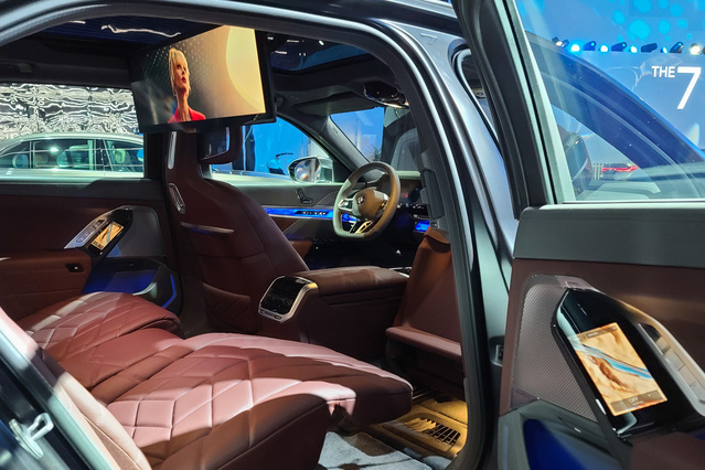 ▲ BMW 7시리즈에 최초 적용된 'BMW 시어터 스크린' 모습. 
 ⓒBMW코리아