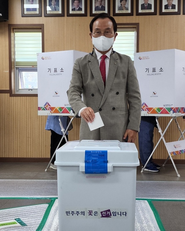 ▲ 박상돈 천안시장 후보가 27일 신안동행정복지센터에서 사전투표를 하고 있다.ⓒ박상돈 후보 선거 캠프