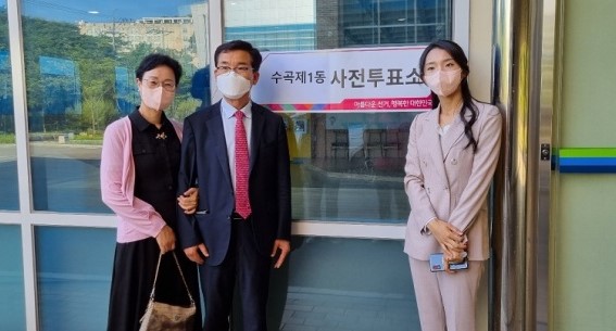 ▲ 윤건영 충북도교육감 선거 후보가 27일 부인과 딸 등 가족과 함께 집 근처인 청주시 수곡1투표소에서 사전투표를 한 후 기념촬영을 하고 있다.ⓒ윤건영 후보 선거 캠프