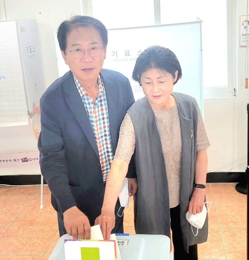 ▲ 송인헌 국민의힘 충북 괴산군수 후보가 27일 오전 7시 고향인 소수면사무소에서 부인 김영인 씨와 함께 사전투표를 하고 있다.ⓒ송인헌 후보 선거 캠프