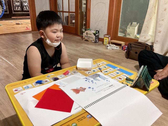 ▲ 청도군 드림스타트는 미취학아동과 초등저학년 아동을 대상으로 언어미술키트(학습교재) 체험활동 영상교육 ‘2022 도란도란 말하는 미술!’ 프로그램을 진행 중이다.ⓒ청도군