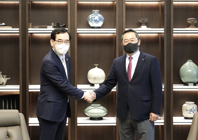 ▲ 구자열 무역협회장(오른쪽)과 이창양 산업통상자원부 장관이 27일 삼성동 트레이드타워에서 만나 악수를 하고 있다. ⓒ한국무역협회